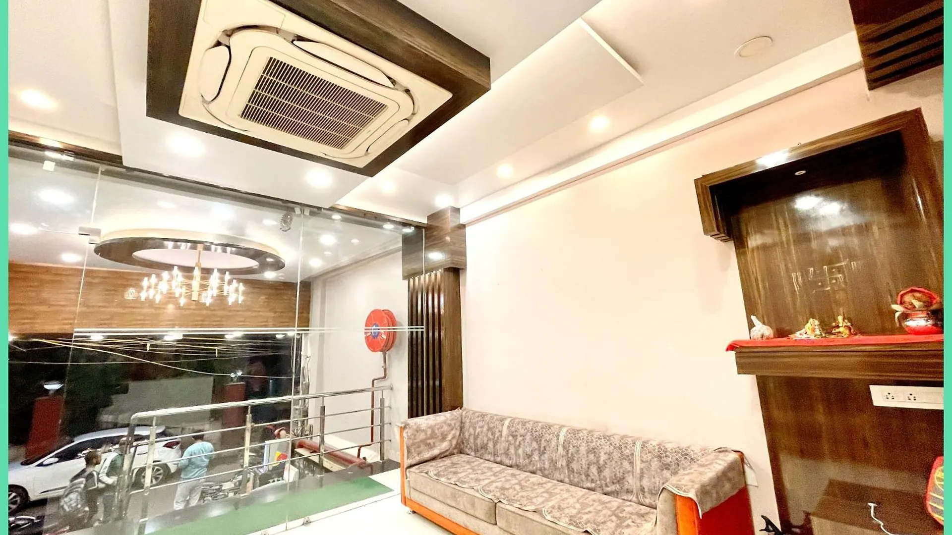 Hotel Nandini Palace ! Varanasi ! ! Fully-Air-Conditioned-Hotel Family-Friendly-Hotel, Near-Kashi-Vishwanath-Temple And Ganga Ghat Indie