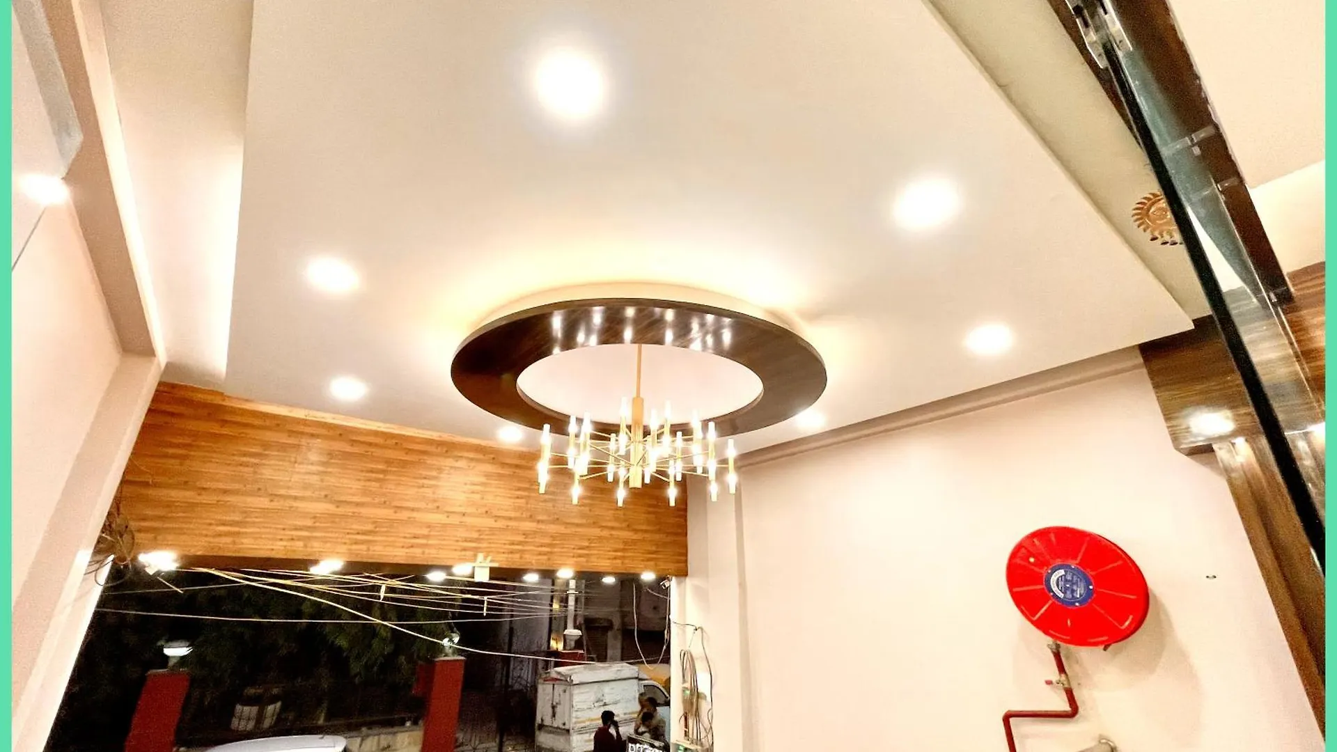 Hotel Nandini Palace ! Varanasi ! ! Fully-Air-Conditioned-Hotel Family-Friendly-Hotel, Near-Kashi-Vishwanath-Temple And Ganga Ghat 4*,  Indie