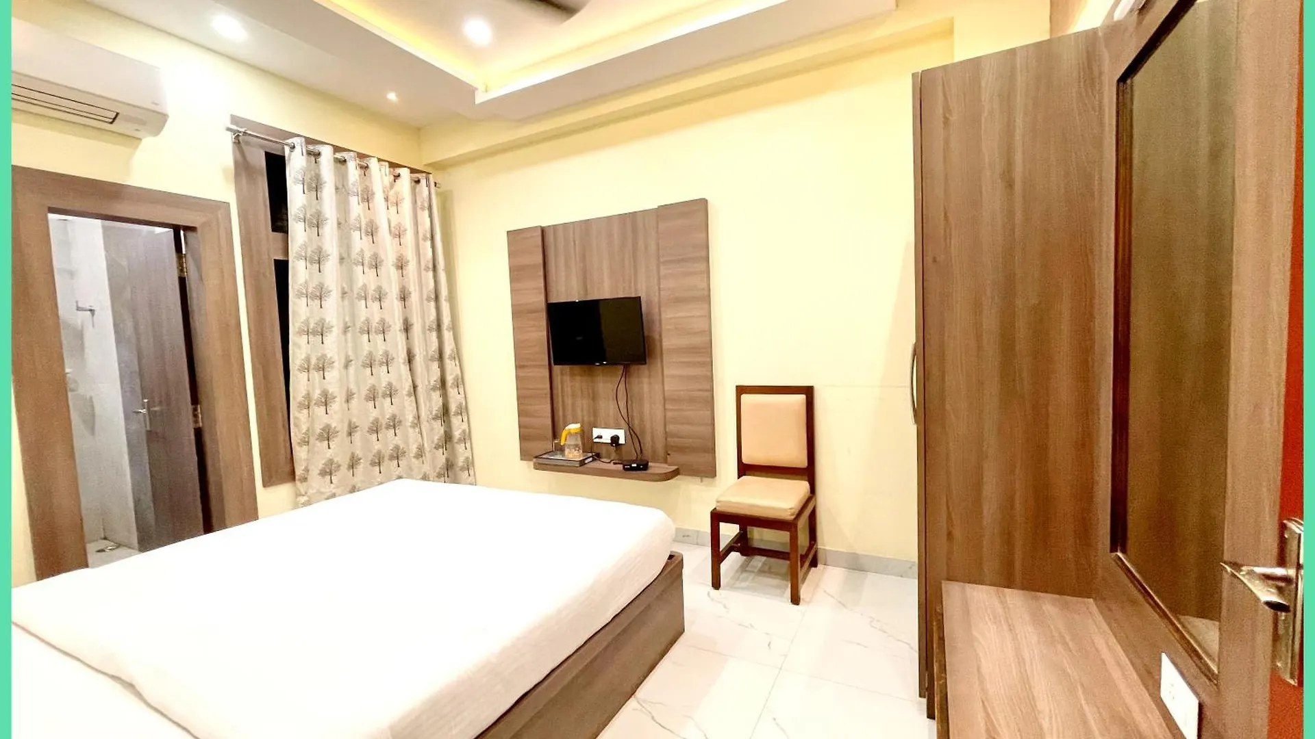 Hotel Nandini Palace ! Varanasi ! ! Fully-Air-Conditioned-Hotel Family-Friendly-Hotel, Near-Kashi-Vishwanath-Temple And Ganga Ghat