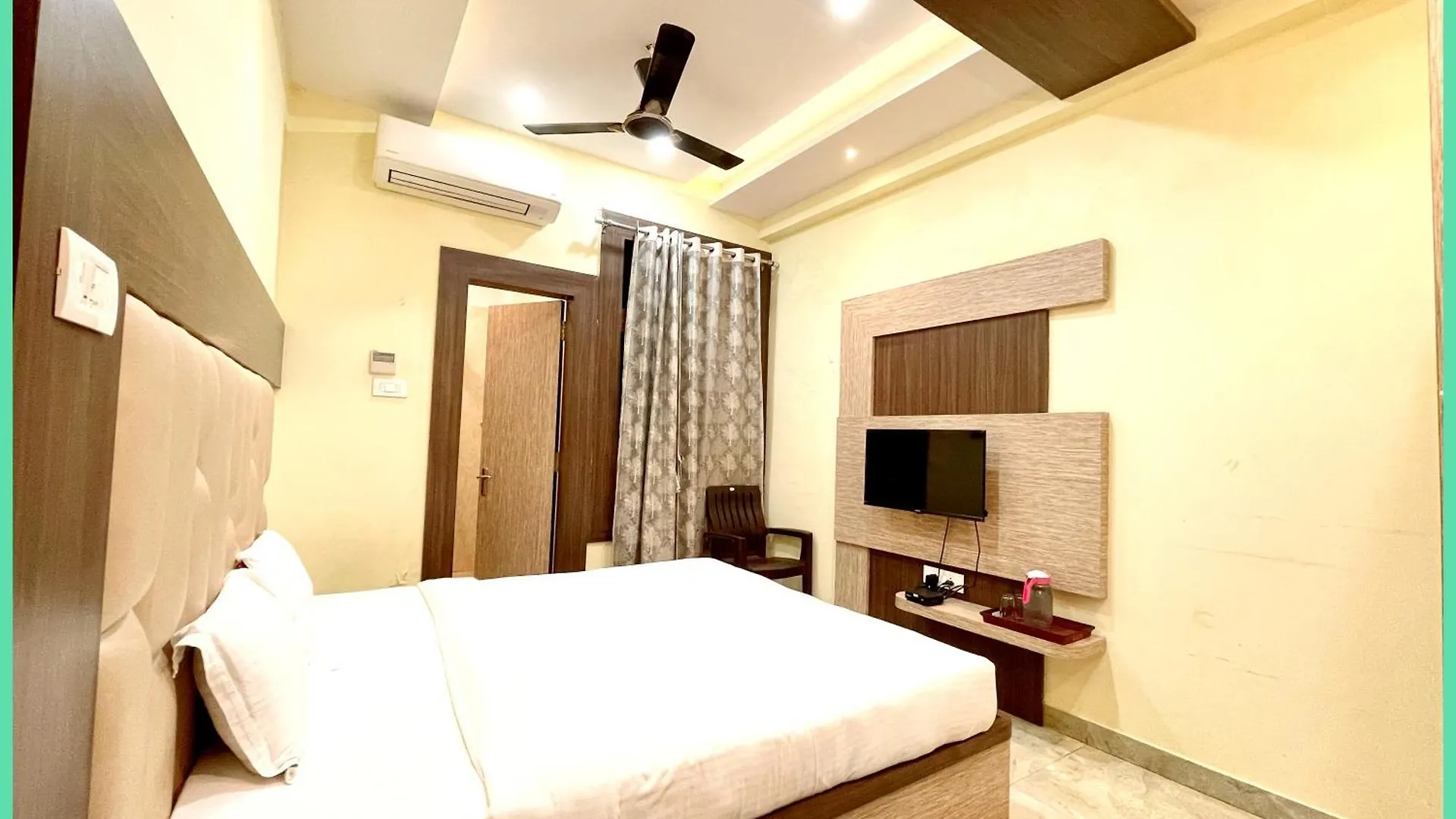 Hotel Nandini Palace ! Varanasi ! ! Fully-Air-Conditioned-Hotel Family-Friendly-Hotel, Near-Kashi-Vishwanath-Temple And Ganga Ghat 4*,
