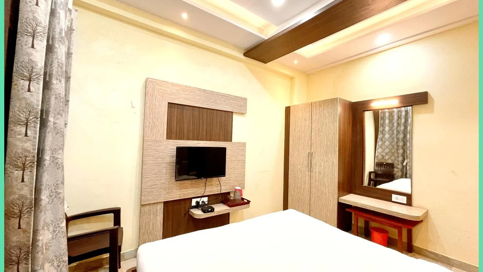 Hotel Nandini Palace ! Varanasi ! ! Fully-Air-Conditioned-Hotel Family-Friendly-Hotel, Near-Kashi-Vishwanath-Temple And Ganga Ghat